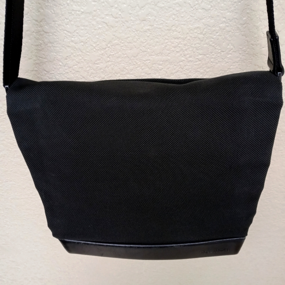 Sale 🎉🎉🎉Authentic Tumid Crossbody Messenger  Unisex Travel Bag